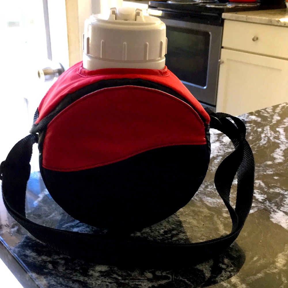 Igloo insulated drink thermos with strap